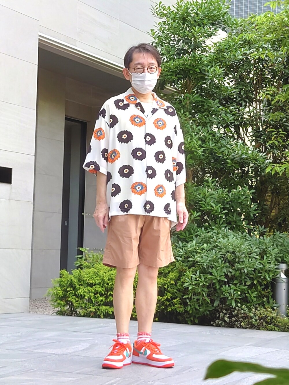 オレンジ系のスニーカー、ベージュ系のその他パンツ、ホワイト系のシャツ/ブラウスを着用したメンズの夏コーディネートの1枚目の写真