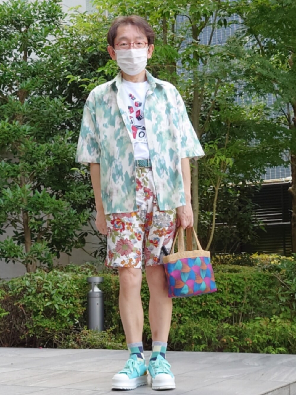 ブルー系のスニーカー、ブルー系のバッグ、ホワイト系のパンツを着用したメンズの夏コーディネートの1枚目の写真