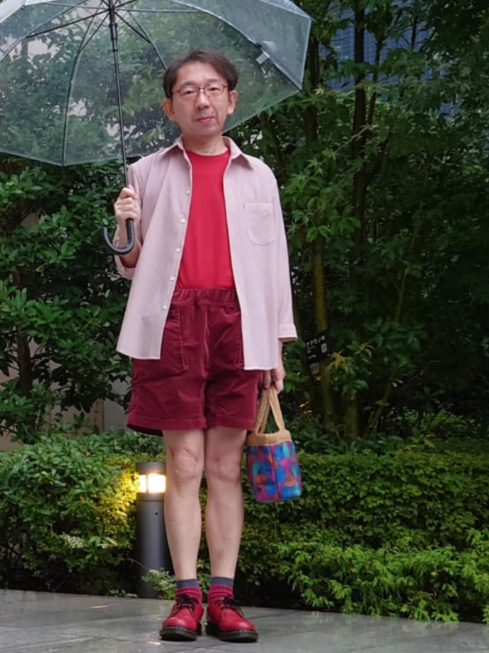 レッド系のドレスシューズ、ブルー系のバッグ、ピンク系のシャツ/ブラウスを着用したメンズの秋コーディネートの1枚目の写真
