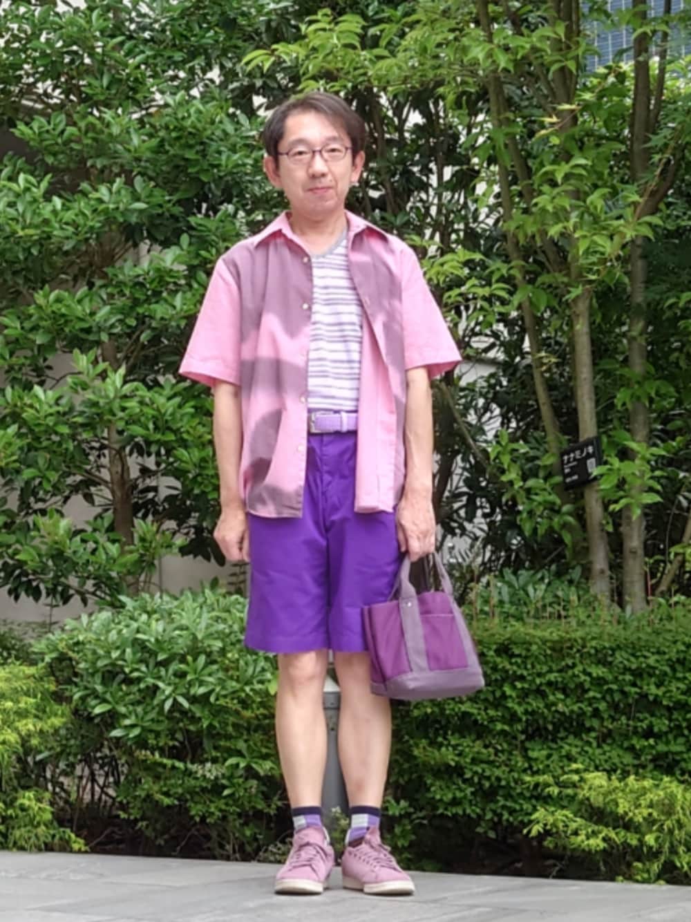 ピンク系のシャツ/ブラウス、パープル系のTシャツ/カットソー、パープル系のバッグを着用したメンズの夏コーディネートの1枚目の写真