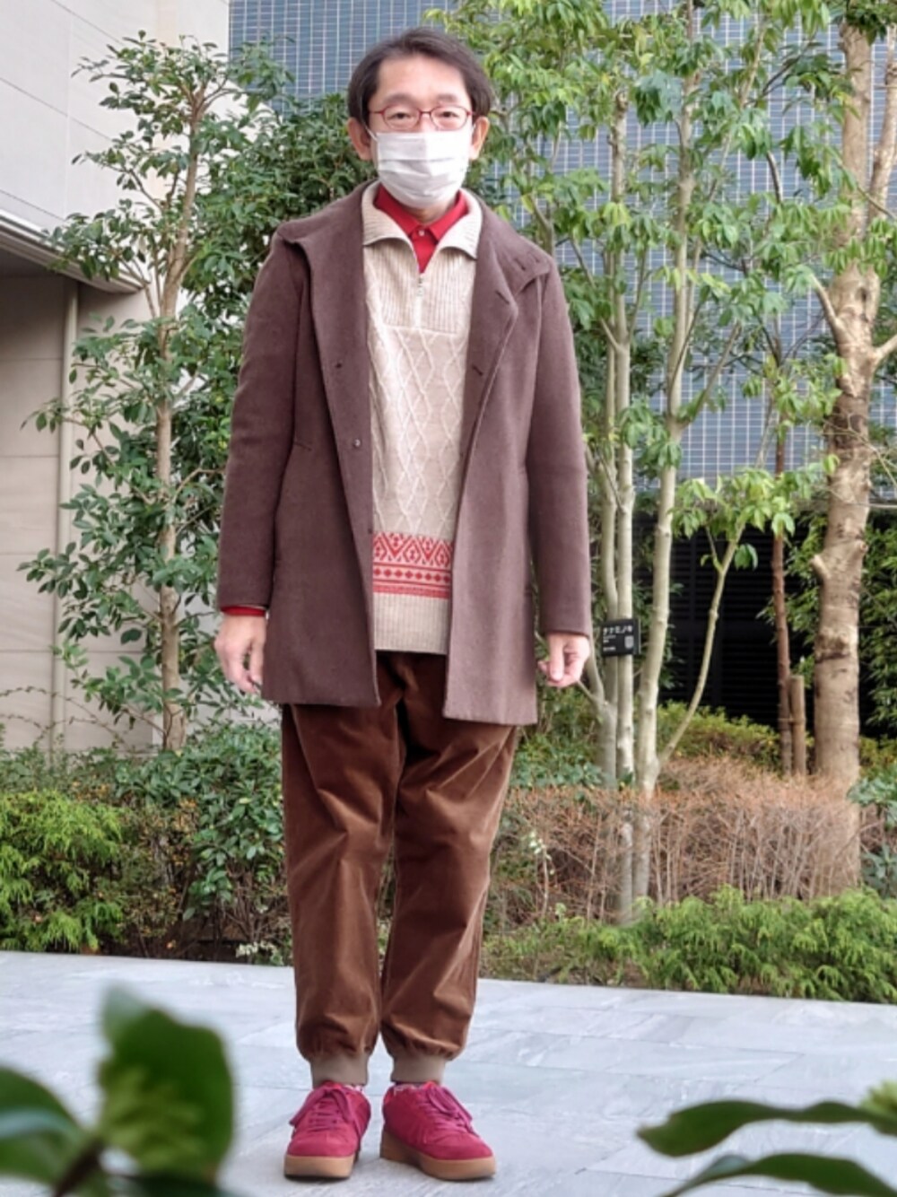ブラウン系のパンツ、レッド系のスニーカー、ブラウン系のジャケット/アウターを着用したメンズの冬コーディネートの1枚目の写真