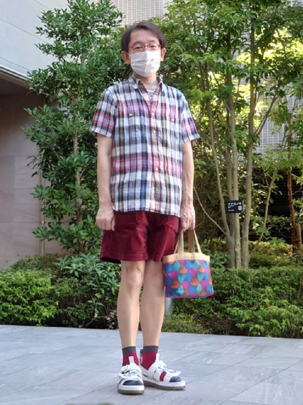 レッド系のシャツ/ブラウス、レッド系のその他パンツ、ブルー系のバッグを着用したメンズの夏コーディネートの1枚目の写真