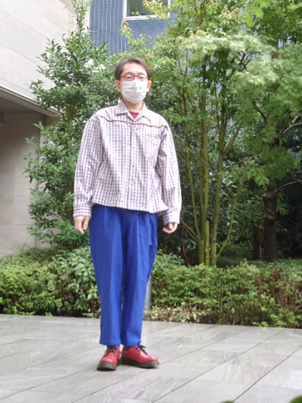ブルー系のその他パンツ、レッド系のドレスシューズ、ピンク系のシャツ/ブラウスを着用したメンズの秋コーディネートの1枚目の写真