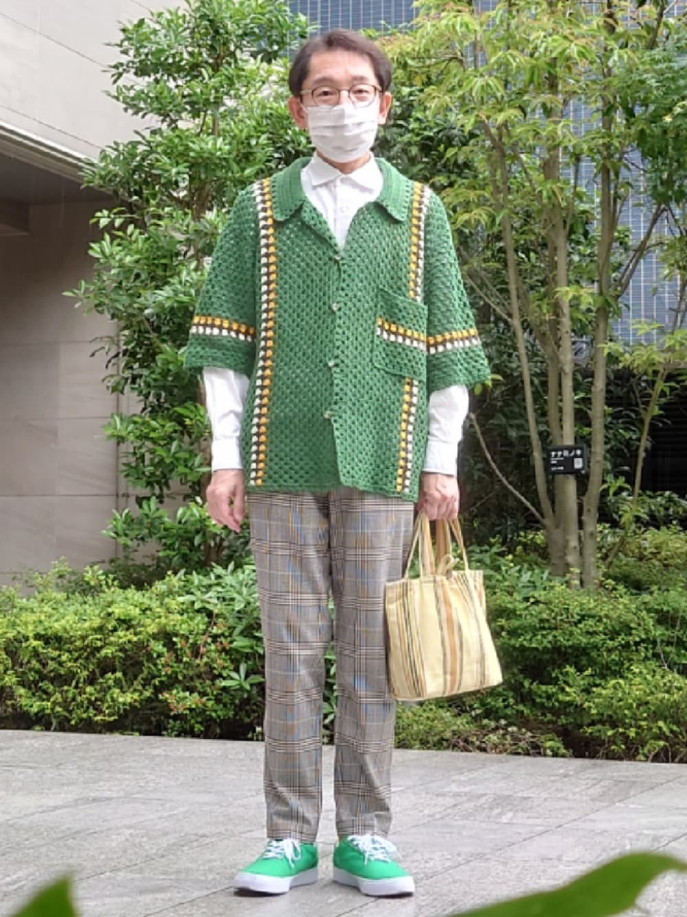 イエロー系のバッグ、グレー系のその他パンツ、グリーン系のシューズを着用したメンズの春コーディネートの1枚目の写真