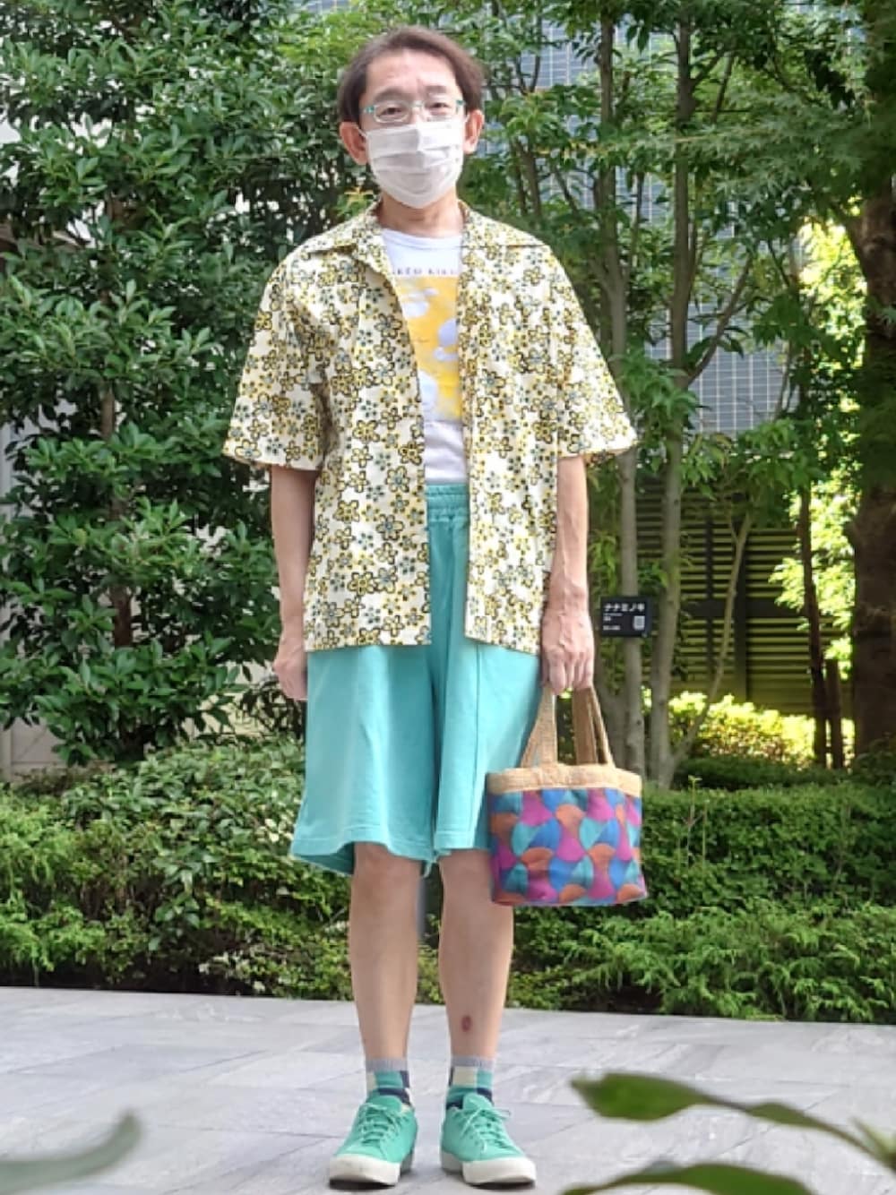 「UNIQLOMARNI、小花柄、タケオキクチ(TAKEO KIKUCHI)、tabio、Saturdays NYC、RUSSELL ATHLETIC、サックスブルー、イエロー、ハーフパンツ」｜「tesoroの　ジュート & アフリカンプリント バッグ シアン（バッグ、ブルー系）」を使った、ちゃばこさん（メンズ・168cm）の秋コーディネートの1枚目の写真