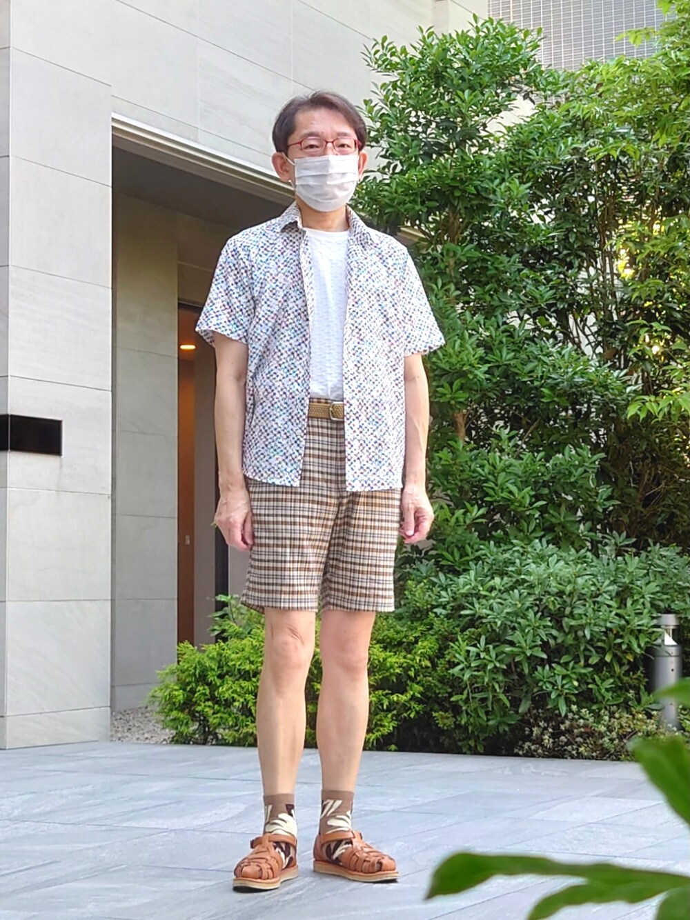 ホワイト系のシャツ/ブラウス、ホワイト系のTシャツ/カットソー、ベージュ系のその他パンツを着用したメンズの夏コーディネートの1枚目の写真