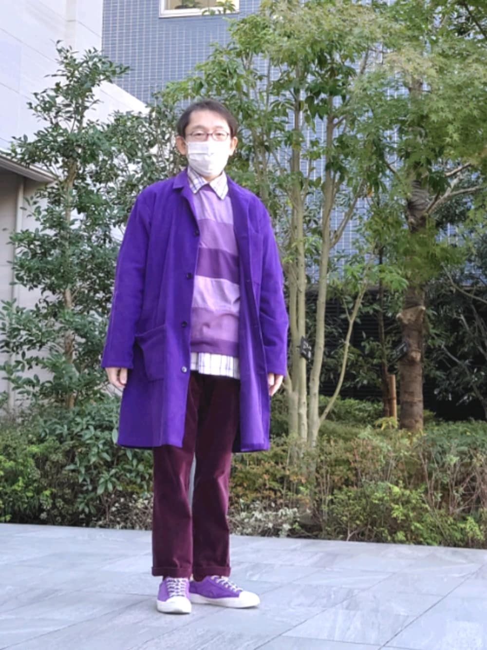 レッド系のその他パンツ、パープル系のスニーカー、パープル系のその他アウターを着用したメンズの秋コーディネートの1枚目の写真