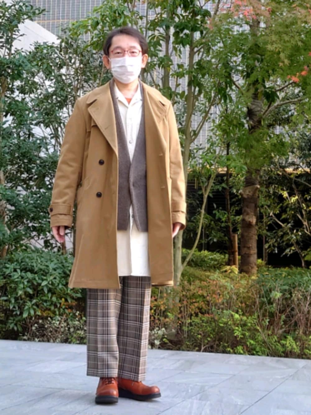 「40ct&525、タケオキクチ(TAKEO KIKUCHI)、ロングシャツ、キャメルコート、ダブルコート、チエックパンツ」｜「40ｃｔ＆525のスウェードチノストレッチ トレンチコート（トレンチコート、イエロー系）」を使った、ちゃばこさん（メンズ・168cm）の冬コーディネートの1枚目の写真