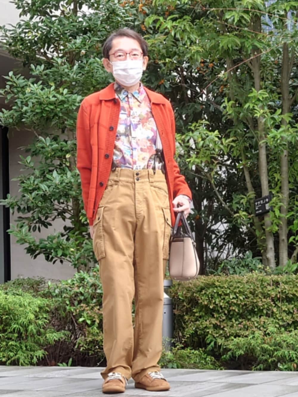 ベージュ系のパンツ、ブラウン系のトートバッグ、ブラウン系のスニーカーを着用したメンズの秋コーディネートの1枚目の写真