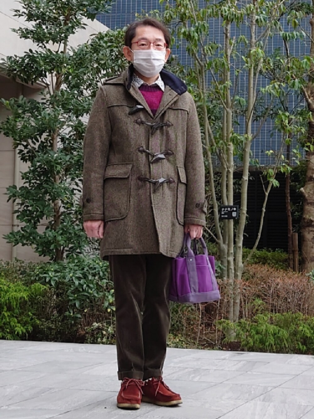 グリーン系のパンツ、パープル系のバッグ、レッド系のシューズを着用したメンズの冬コーディネートの1枚目の写真
