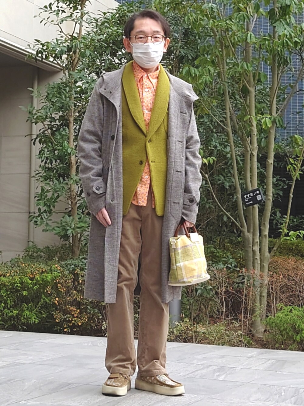 ベージュ系のその他パンツ、グリーン系のトートバッグ、ベージュ系のモカシン/デッキシューズを着用したメンズの冬コーディネートの1枚目の写真