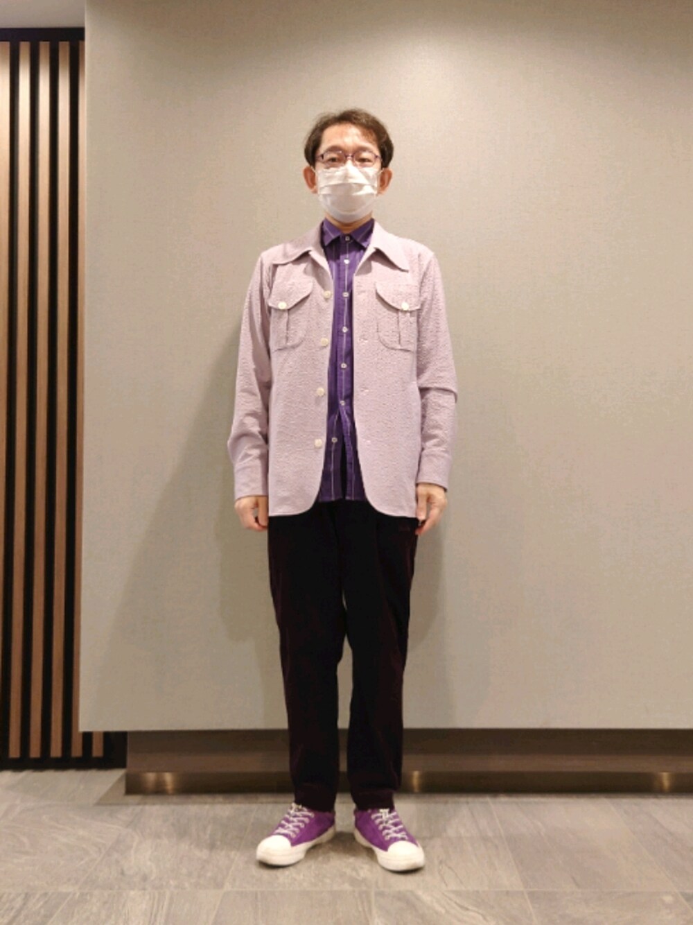 パープル系のその他パンツ、パープル系のスニーカー、パープル系のシャツ/ブラウスを着用したメンズの秋コーディネートの1枚目の写真