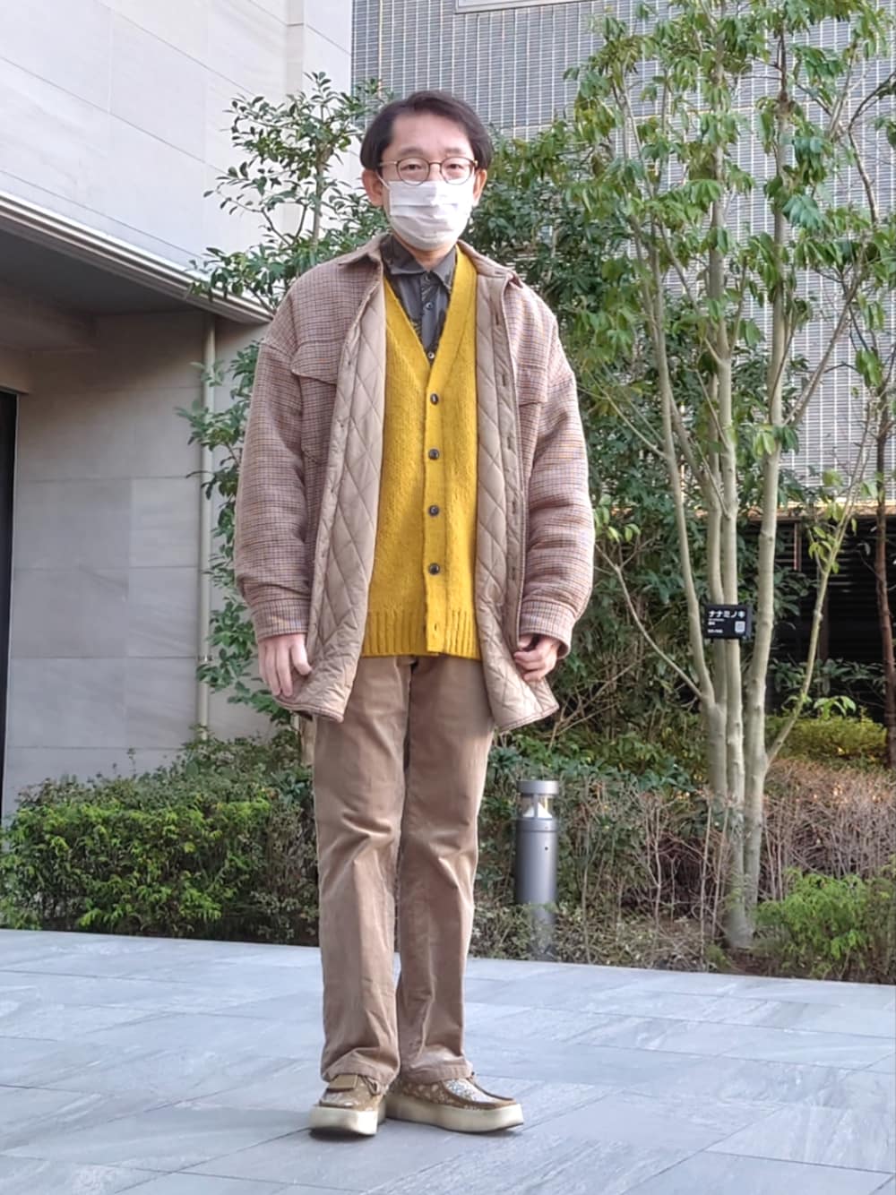 ベージュ系のその他パンツ、ベージュ系のモカシン/デッキシューズ、イエロー系のカーディガン/ボレロを着用したメンズの冬コーディネートの1枚目の写真