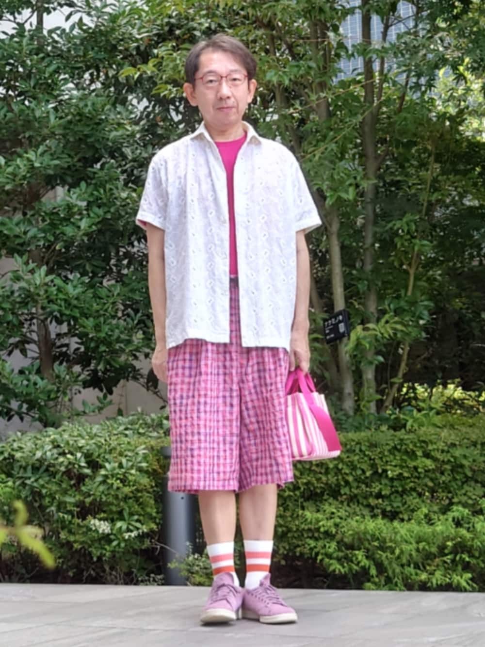 パープル系のスニーカー、ピンク系のその他パンツ、ピンク系のバッグを着用したメンズの秋コーディネートの1枚目の写真
