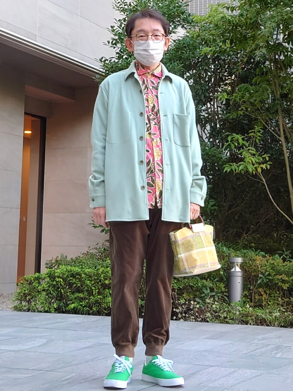 グリーン系のパンツ、グリーン系のトートバッグ、グリーン系のシューズを着用したメンズの秋コーディネートの1枚目の写真