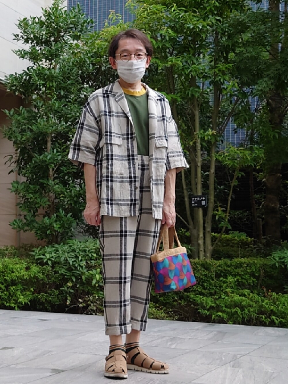 ベージュ系のサンダル、ブルー系のバッグ、ベージュ系のその他パンツを着用したメンズの夏コーディネートの1枚目の写真