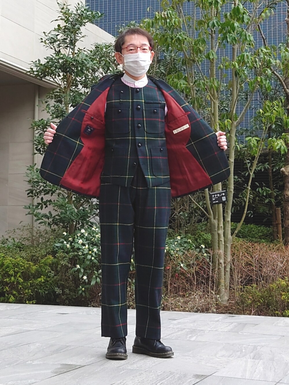 グリーン系のベスト、グリーン系のジャケット/アウター、グリーン系のパンツを着用したメンズの春コーディネートの2枚目の写真