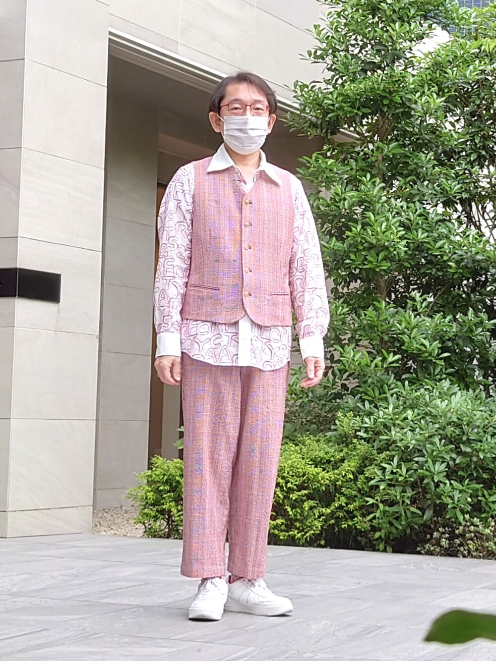 レッド系のパンツ、ホワイト系のスニーカー、ホワイト系のシャツ/ブラウスを着用したメンズの夏コーディネートの1枚目の写真