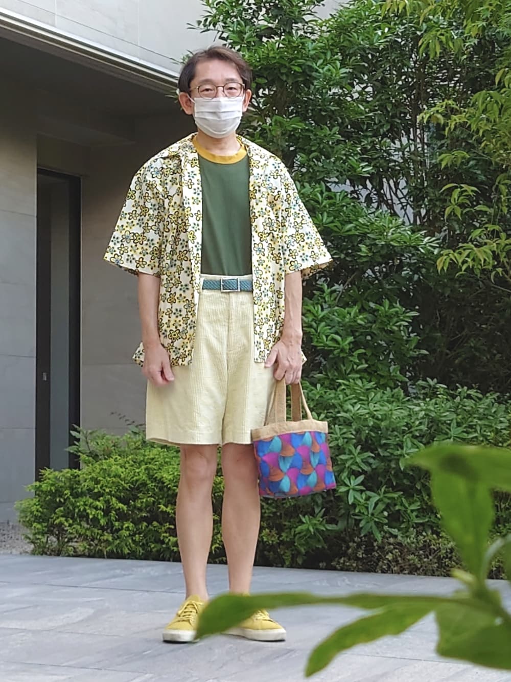 イエロー系のパンツ、イエロー系のトップス、グリーン系のTシャツ/カットソーを着用したメンズの春コーディネートの1枚目の写真