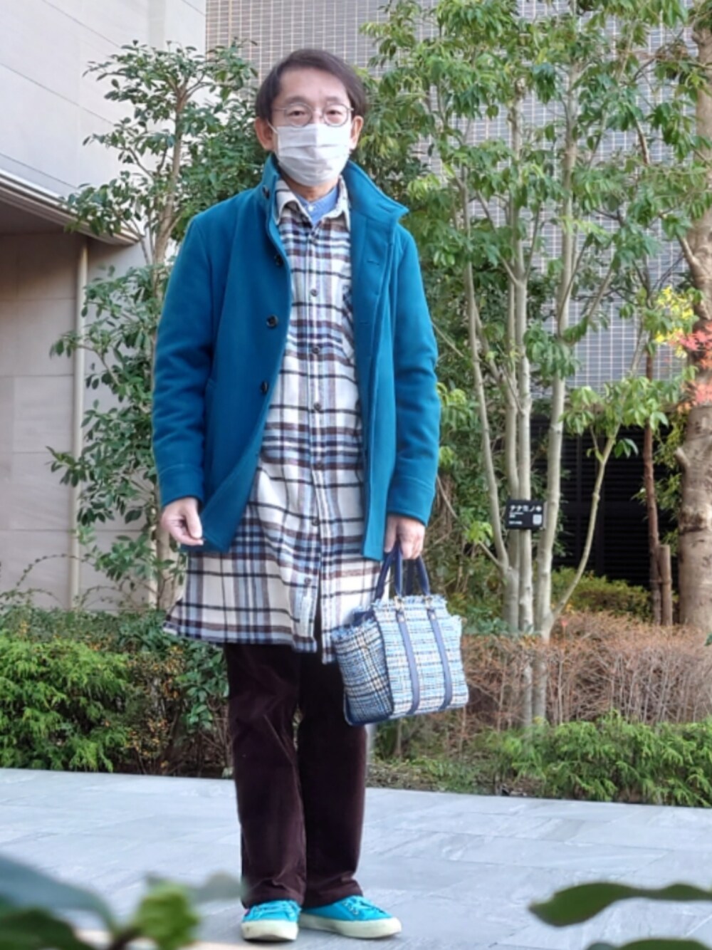 「ロングシャツ、シャツワンピ、niko and ...、タケオキクチ(TAKEO KIKUCHI)、40ct&525、セミフレアパンツ、コーデュロイパンツ、スタンドカラーコート、バンドカラーシャツ」｜「&.chouetteのアイテム（ハンドバッグ、ブルー系）」を使った、ちゃばこさん（メンズ・168cm）の冬コーディネートの1枚目の写真