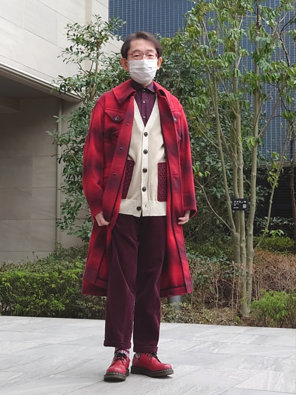 レッド系のドレスシューズ、レッド系のその他パンツ、レッド系のジャケット/アウターを着用したメンズの冬コーディネートの1枚目の写真
