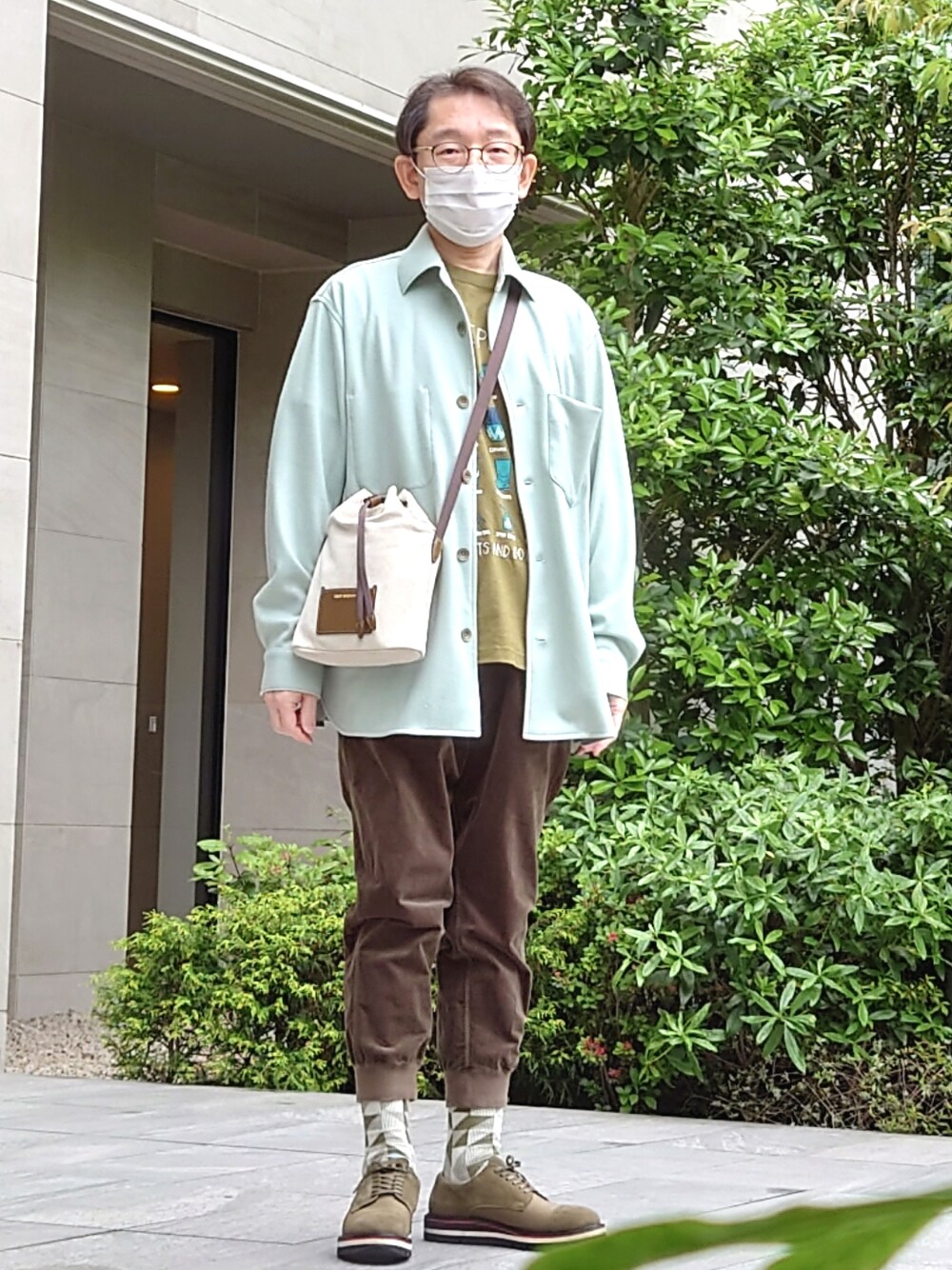 「40ct&525、タケオキクチ(TAKEO KIKUCHI)、グリーン、起毛素材、コーデュロイパンツ」｜「40ｃｔ＆525のアイテム（パンツ、グリーン系）」を使った、ちゃばこさん（メンズ・168cm）の春コーディネートの1枚目の写真