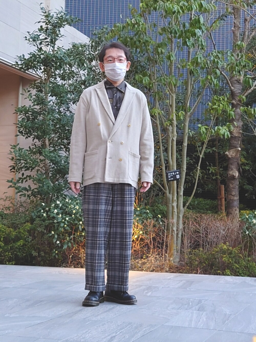 ベージュ系のジャケット/アウター、グレー系のその他パンツ、ブラック系のドレスシューズを着用したメンズの春コーディネートの1枚目の写真