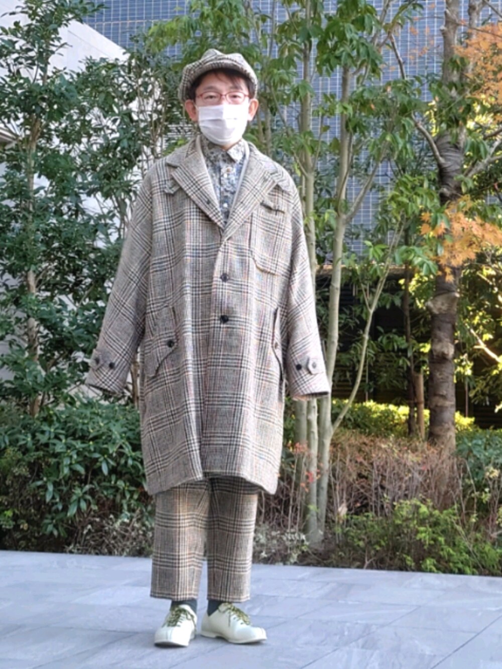 「40ct&525、タケオキクチ(TAKEO KIKUCHI)、ハリスツイード、キャスケット、千鳥チェック、コートセットアップ、アルビニ、キモノスリーブ、ダブルジャケット、ニットジャケット」｜「40ｃｔ＆525の【受注生産】チェックツィード キモノスリーブコート

ライトベージュ（ジャケット/アウター、ベージュ系）」を使った、ちゃばこさん（メンズ・168cm）の冬コーディネートの1枚目の写真