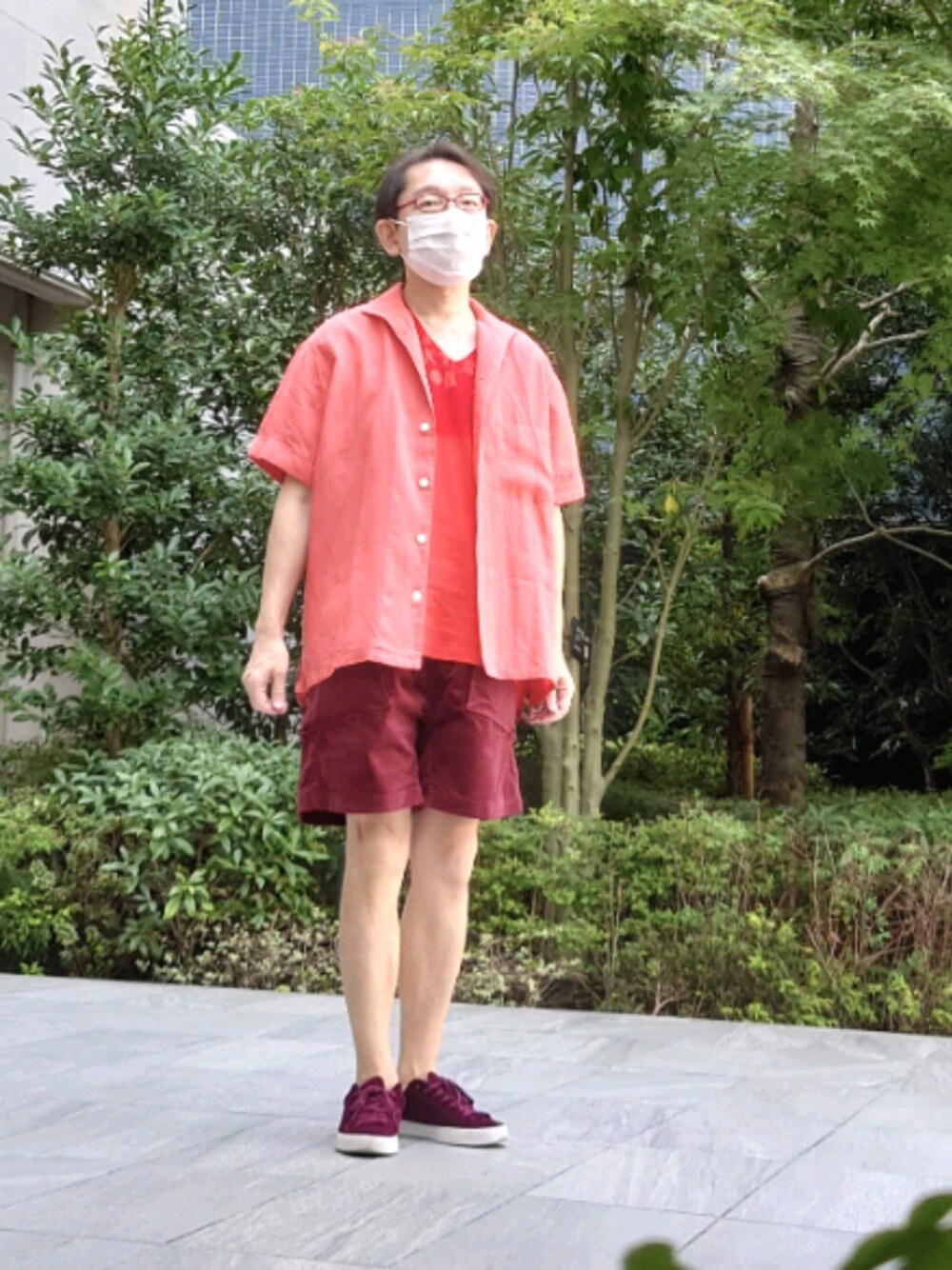 レッド系のその他パンツ、レッド系のシャツ/ブラウス、レッド系のTシャツ/カットソーを着用したメンズの秋コーディネートの1枚目の写真