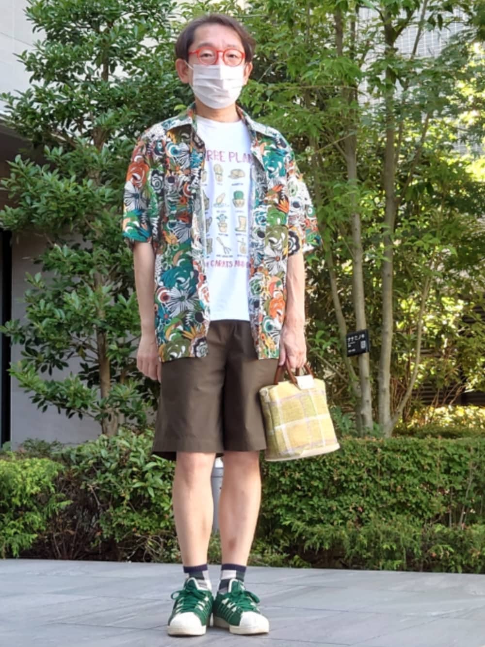 グリーン系のトートバッグ、グリーン系のスニーカー、グリーン系のその他パンツを着用したメンズの夏コーディネートの1枚目の写真