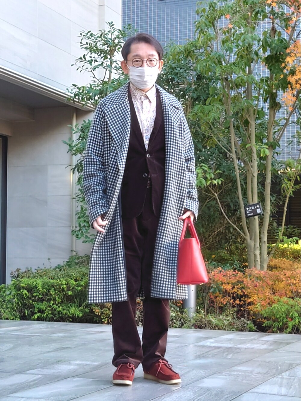 レッド系のハンドバッグ、ブラウン系のその他パンツ、レッド系のシューズを着用したメンズの冬コーディネートの1枚目の写真