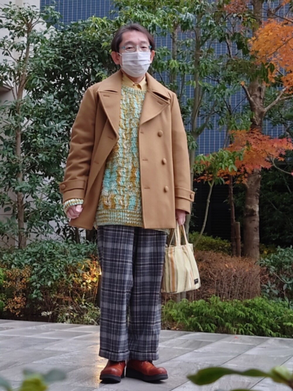 イエロー系のバッグ、グレー系のその他パンツ、イエロー系のその他シューズを着用したメンズの冬コーディネートの1枚目の写真