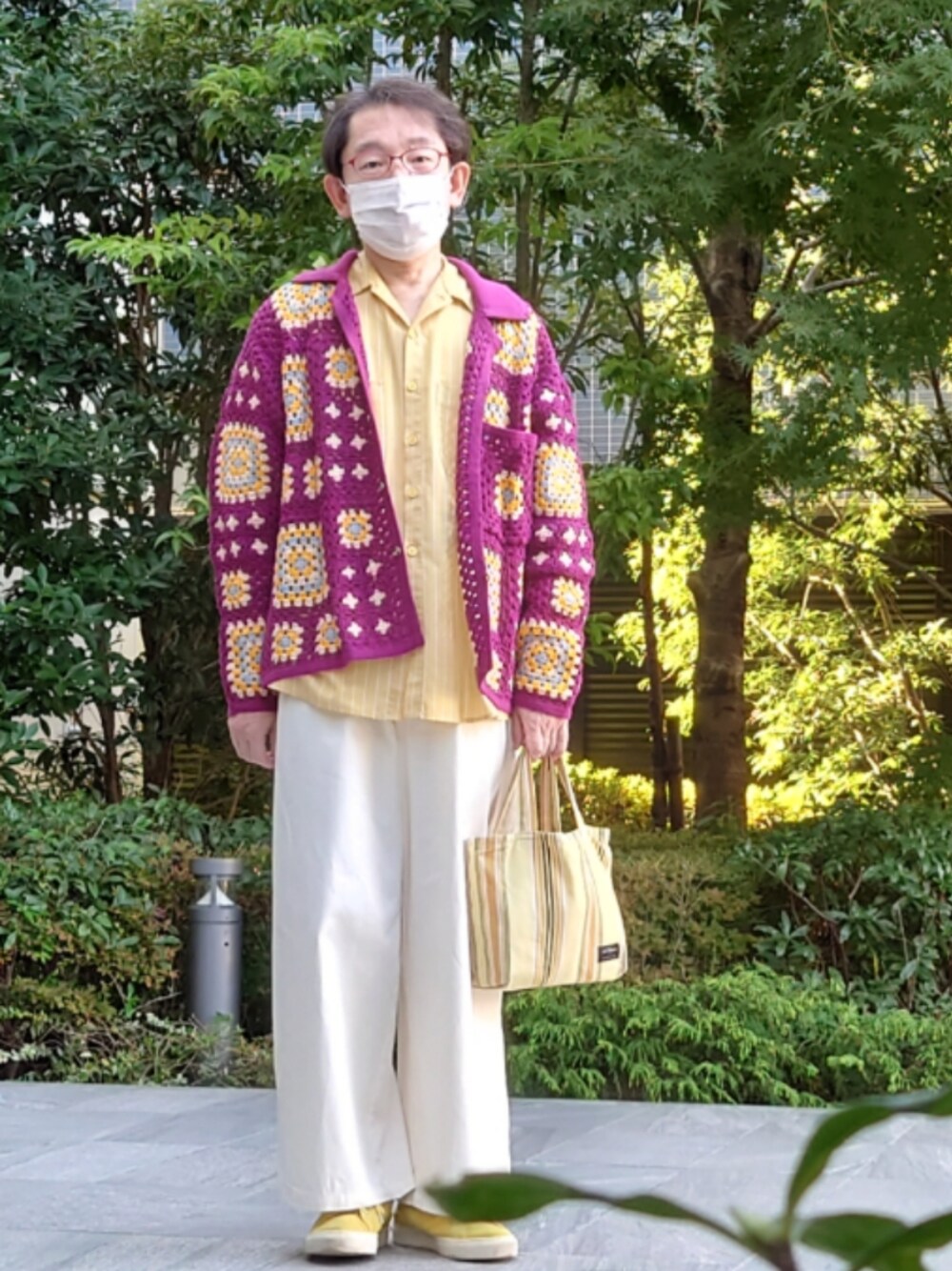 イエロー系のバッグ、ホワイト系のその他パンツ、イエロー系のスニーカーを着用したメンズの秋コーディネートの1枚目の写真