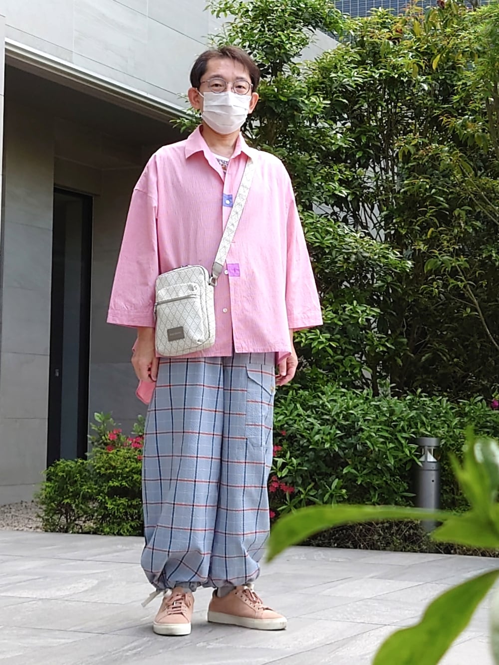 ピンク系のスニーカー、ブルー系のパンツ、その他のシャツ/ブラウスを着用したメンズの春コーディネートの1枚目の写真