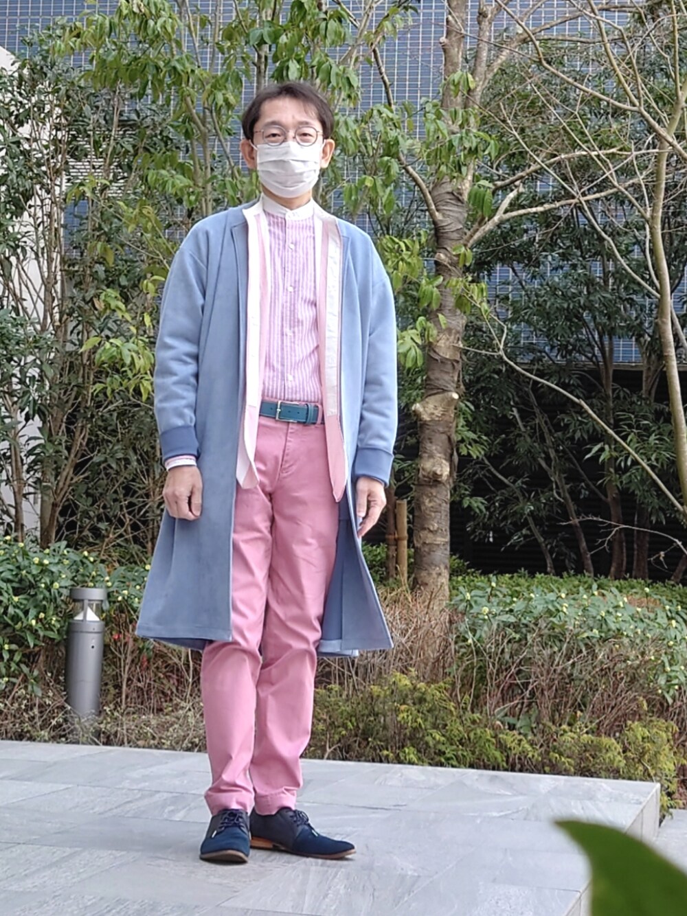 「タケオキクチ(TAKEO KIKUCHI)、HAVERSACK、tk.TAKEO KIKUCHI、フープディドゥ、ピンク、水色、ピンクパンツ、バンドカラーシャツ」｜「TAKEO KIKUCHIの◆ツイルストレッチパンツ（その他パンツ、ピンク系）」を使った、ちゃばこさん（メンズ・168cm）の春コーディネートの1枚目の写真