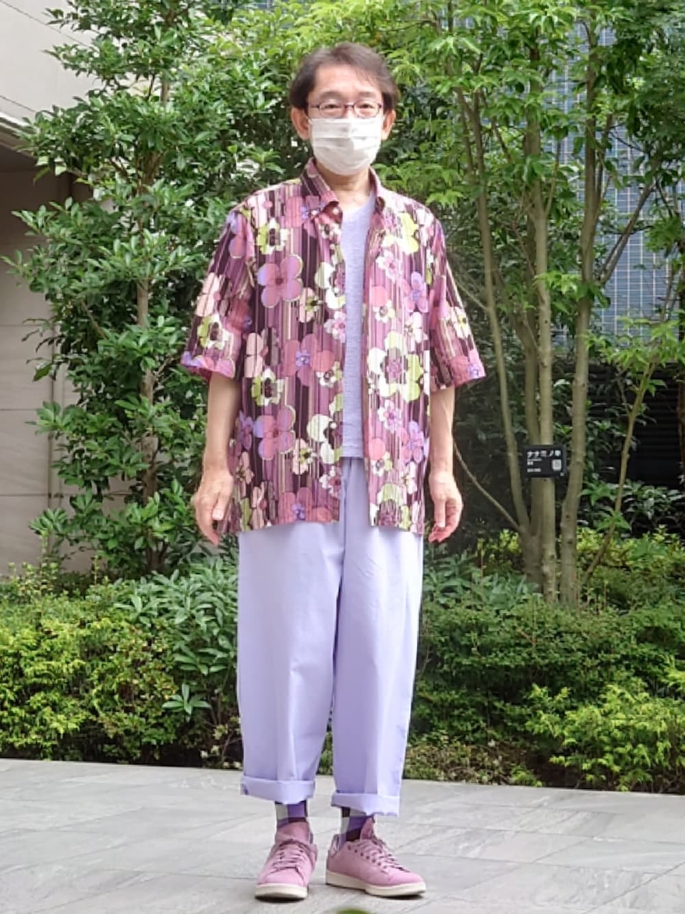 パープル系のその他パンツ、パープル系のスニーカー、レッド系のシャツ/ブラウスを着用したメンズの夏コーディネートの1枚目の写真