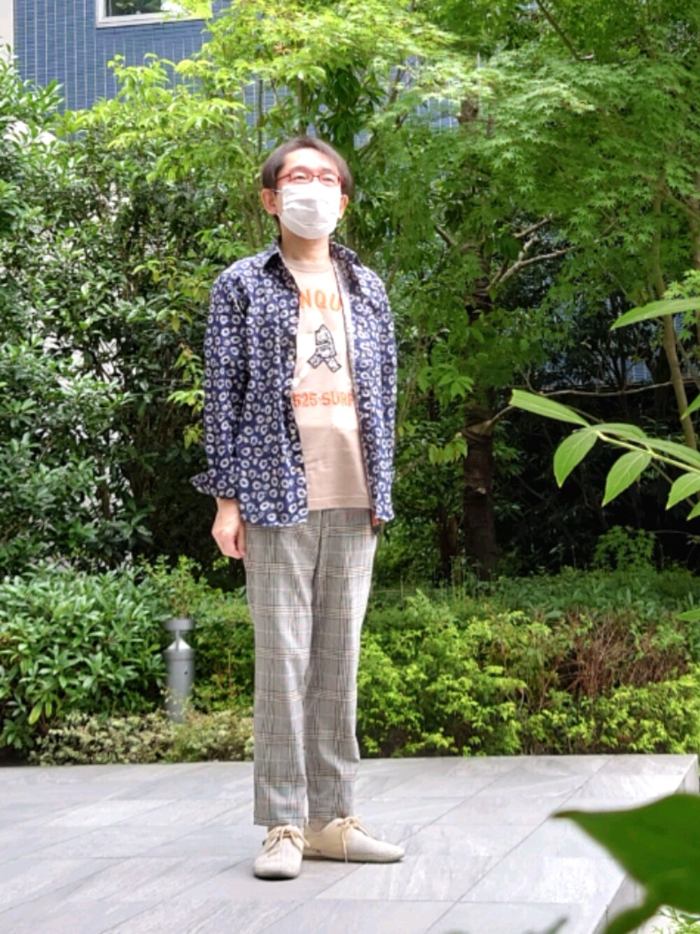 グレー系のシャツ/ブラウス、ベージュ系のTシャツ/カットソー、グレー系のその他パンツを着用したメンズの夏コーディネートの1枚目の写真