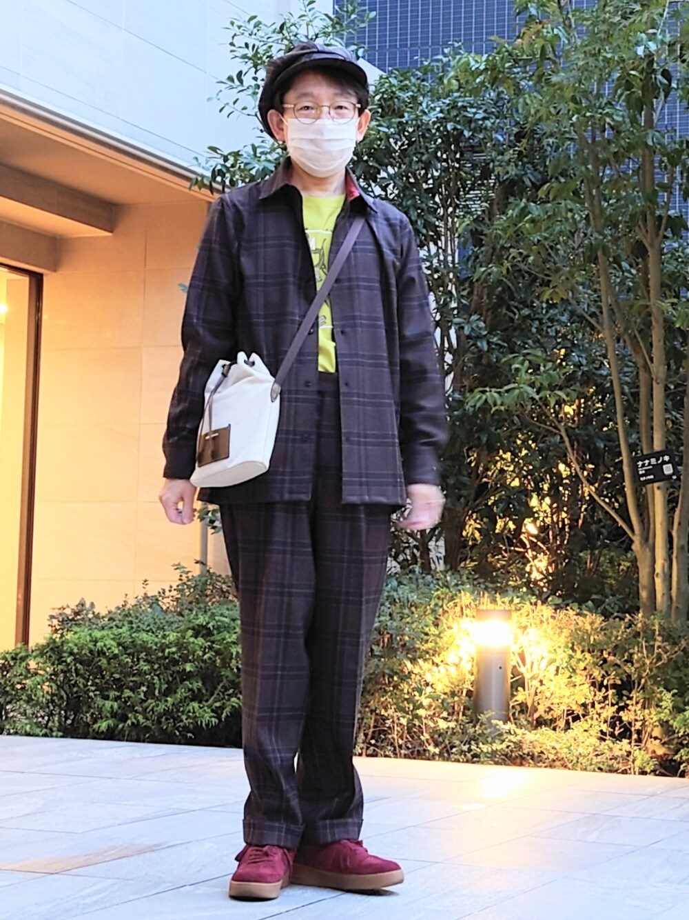 「キャスケット、受注生産、セットアップ、ダークブラウン、40ct&525、タケオキクチ(TAKEO KIKUCHI)」｜「40ｃｔ＆525のレザースニーカー（スニーカー、レッド系）」を使った、ちゃばこさん（メンズ・168cm）の秋コーディネートの1枚目の写真