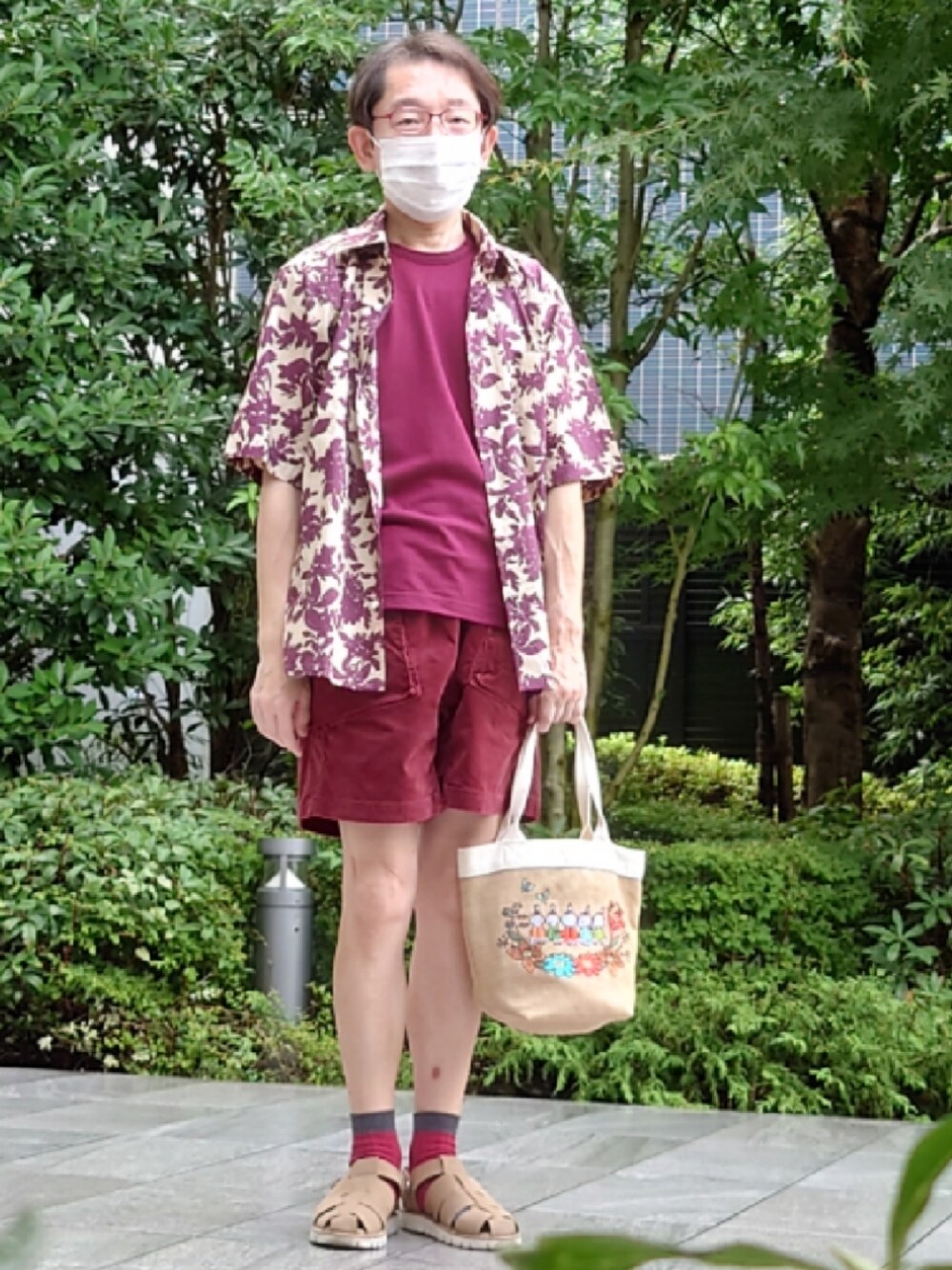 ベージュ系のトートバッグ、ベージュ系のサンダル、レッド系のその他パンツを着用したメンズの夏コーディネートの1枚目の写真