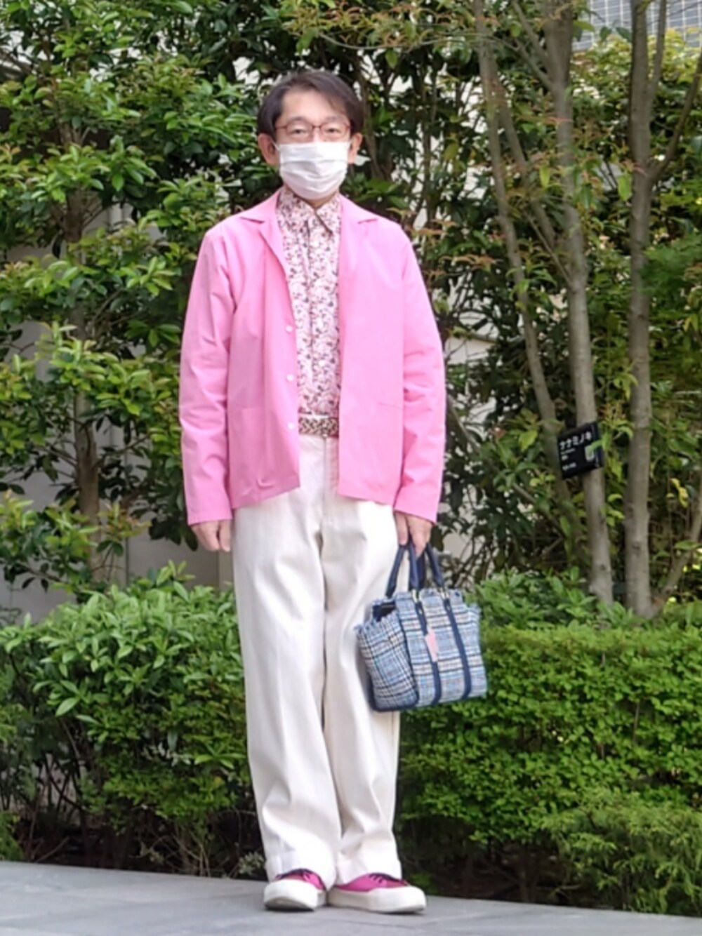 ブルー系のハンドバッグ、ホワイト系のその他パンツ、レッド系のスニーカーを着用したメンズの春コーディネートの1枚目の写真