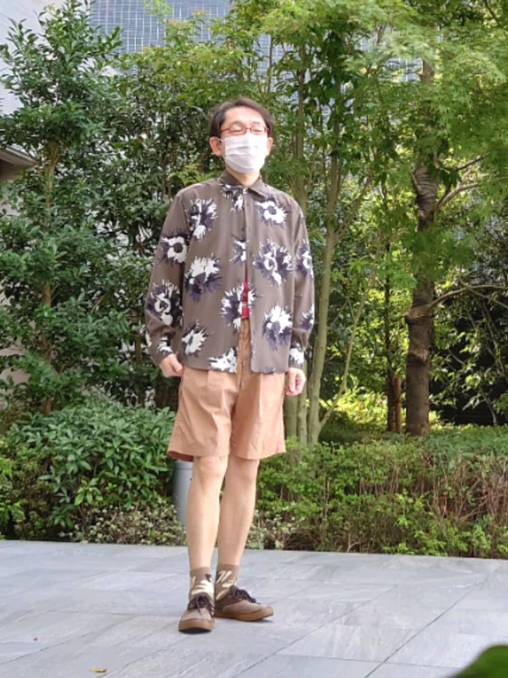 ブラウン系のスニーカー、ベージュ系のその他パンツ、ブラウン系のシャツ/ブラウスを着用したメンズの秋コーディネートの1枚目の写真