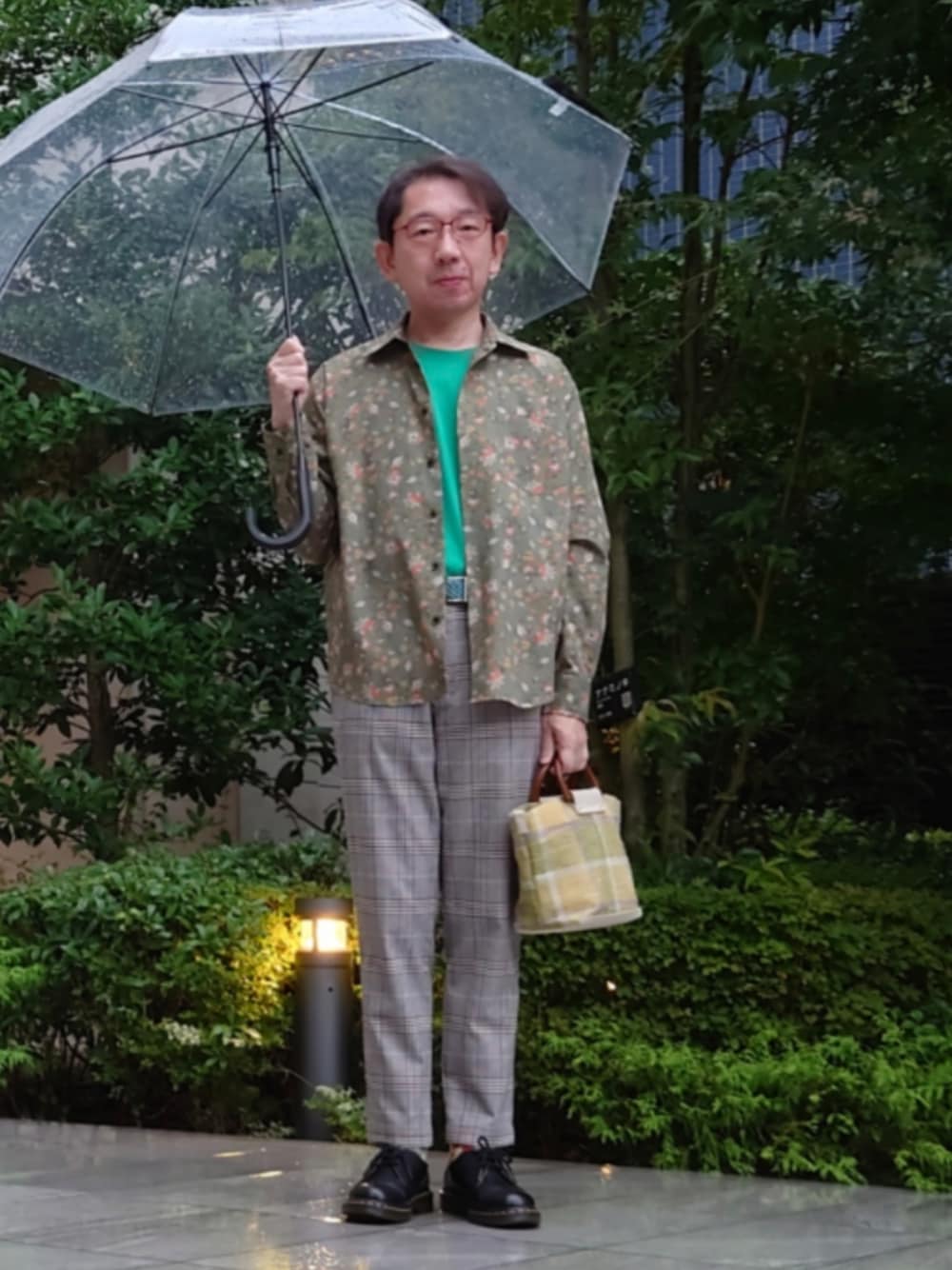 グレー系のその他パンツ、ブラック系のドレスシューズ、グリーン系のトートバッグを着用したメンズの秋コーディネートの1枚目の写真