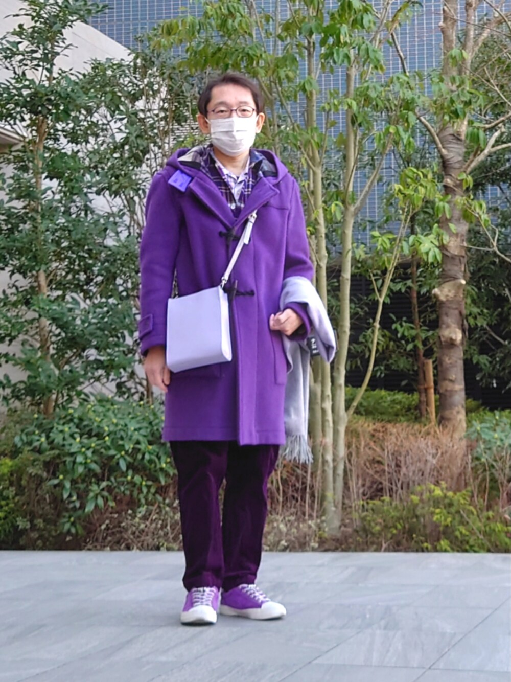 パープル系のその他パンツ、パープル系のスニーカー、パープル系のダッフルコートを着用したメンズの冬コーディネートの1枚目の写真