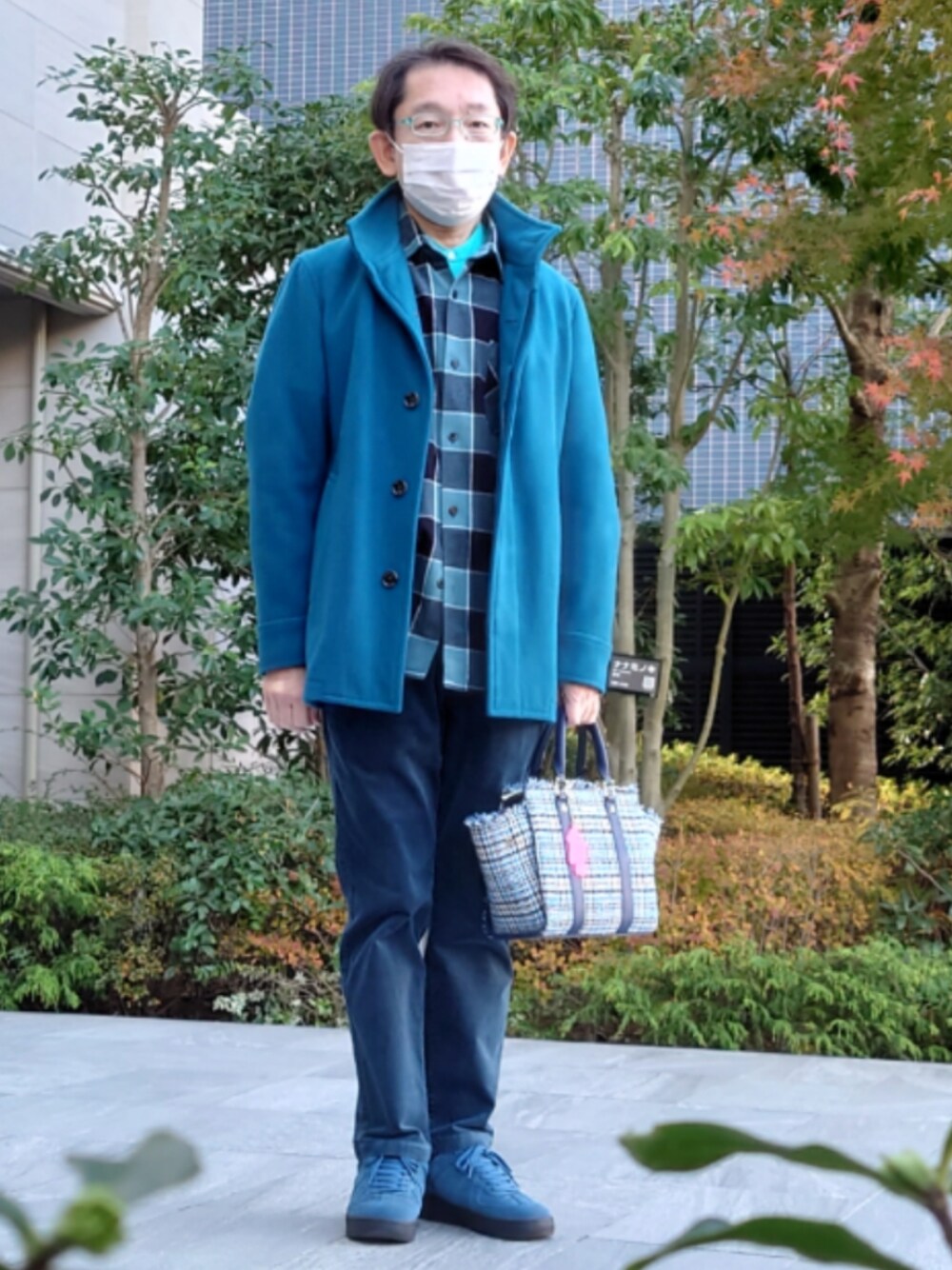 「40ct&525、スタンドカラーコート、タケオキクチ(TAKEO KIKUCHI)、チェックネルシャツ、コーデュロイパンツ、バンドカラーシャツ、リネンシャツ、ブルースニーカー、AF1」｜「&.chouetteのアイテム（ハンドバッグ、ブルー系）」を使った、ちゃばこさん（メンズ・168cm）の冬コーディネートの1枚目の写真