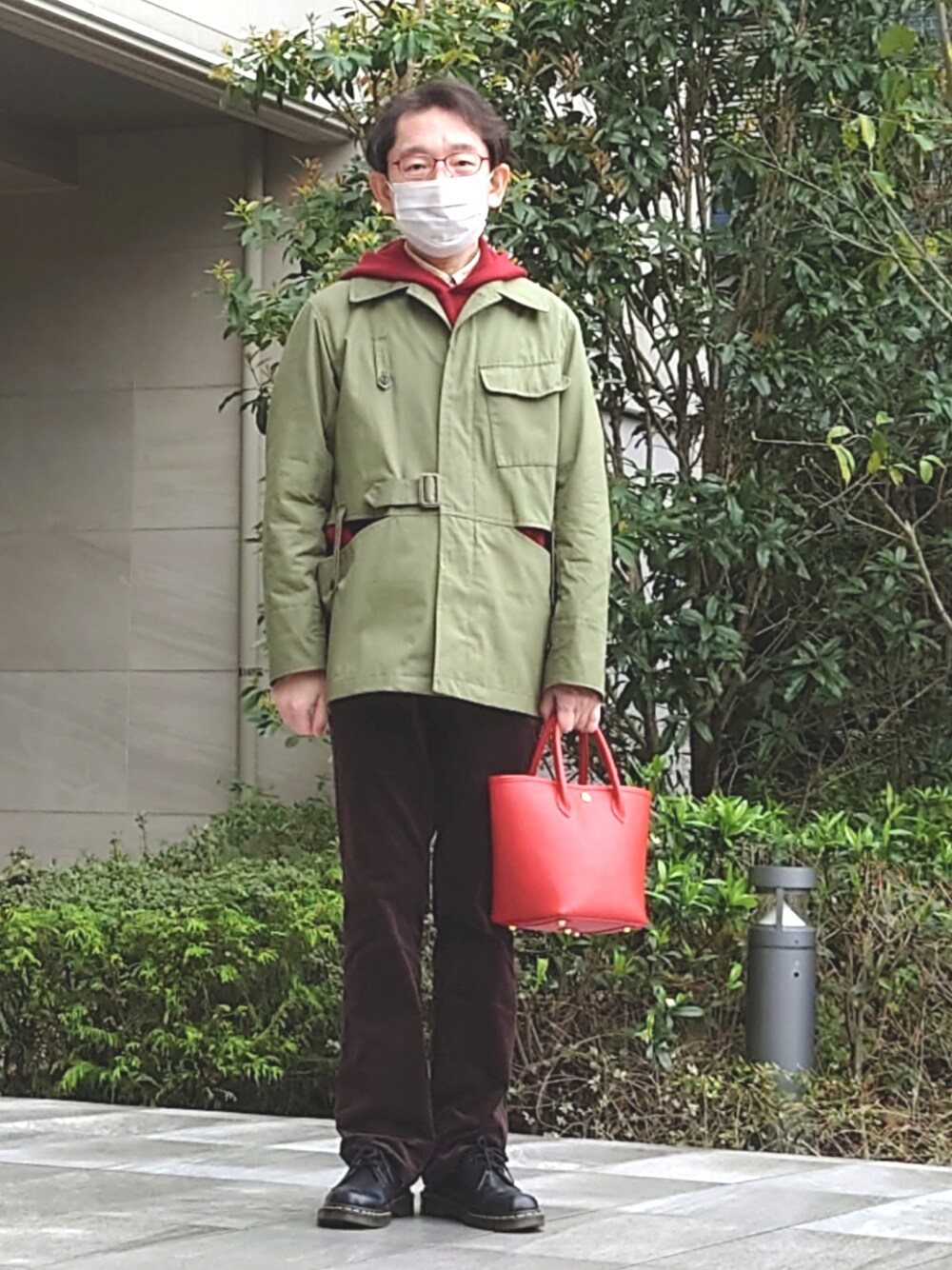 「40ct&525、タケオキクチ(TAKEO KIKUCHI)、ニットパーカー、コーデュロイパンツ、セミフレアパンツ、Dr.Martens、ボタンダウンシャツ、オーダーバッグ」｜「40ｃｔ＆525の【Sサイズ～】細コーデュロイ ブーツカット パンツ（その他パンツ、ブラウン系）」を使った、ちゃばこさん（メンズ・168cm）の春コーディネートの1枚目の写真