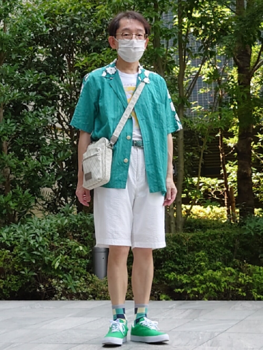 グリーン系のシューズ、ホワイト系のその他パンツ、グリーン系のシャツ/ブラウスを着用したメンズの夏コーディネートの1枚目の写真