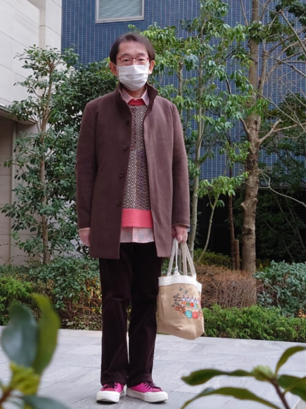 ブラウン系のその他パンツ、ベージュ系のトートバッグ、レッド系のスニーカーを着用したメンズの冬コーディネートの1枚目の写真