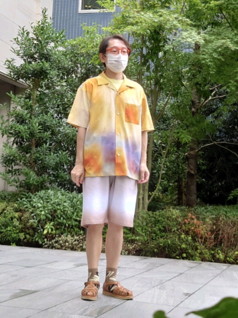 ベージュ系のサンダル、イエロー系のその他パンツ、オレンジ系のシャツ/ブラウスを着用したメンズの夏コーディネートの1枚目の写真