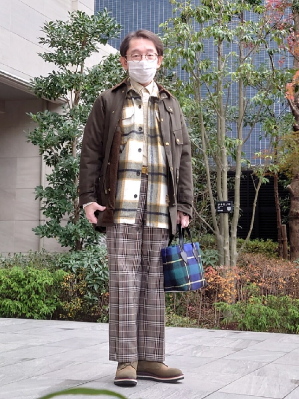 ブルー系のショルダーバッグ、ブラウン系のその他パンツ、グリーン系のシューズを着用したメンズの冬コーディネートの1枚目の写真