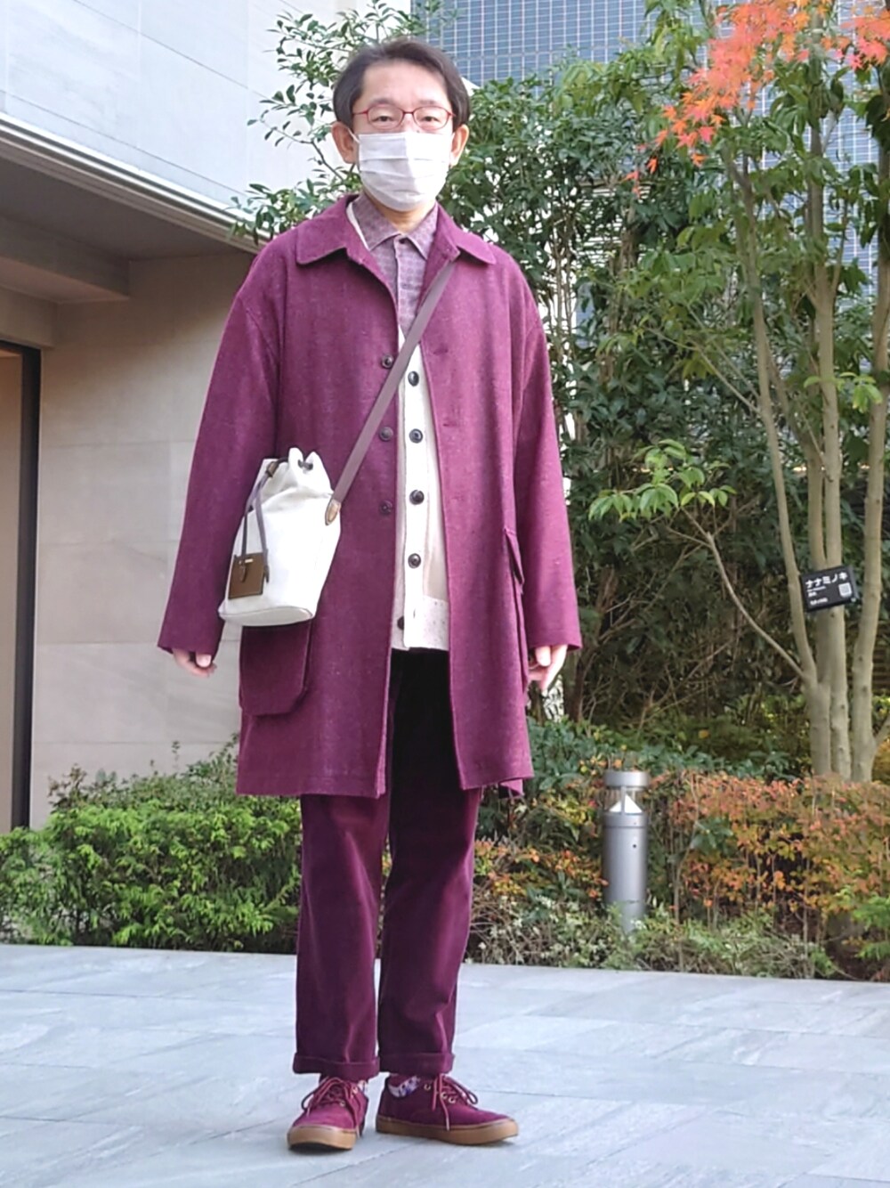 レッド系のその他パンツ、レッド系のスニーカー、ブラウン系のショルダーバッグを着用したメンズの冬コーディネートの1枚目の写真